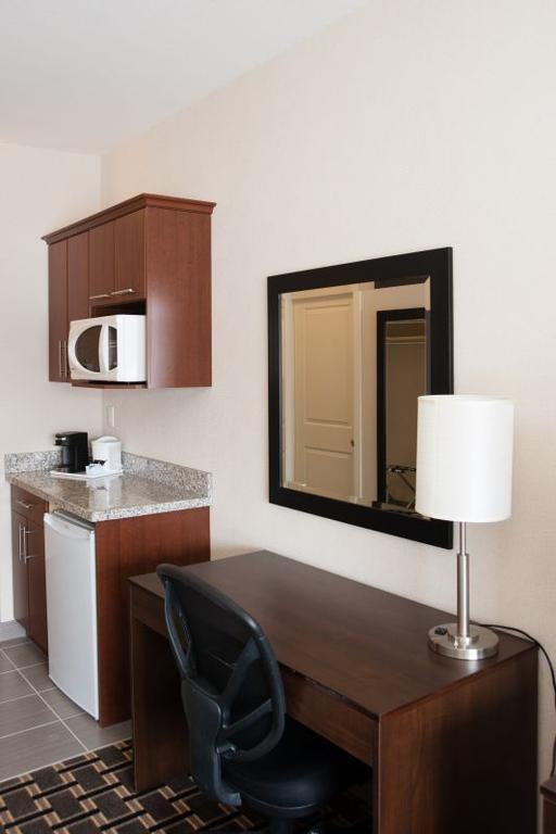 Western Star Inn & Suites Stoughton Room photo